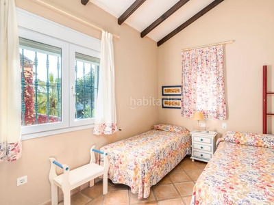 Casa pareada pareada de 3 dormitorios con piscina privada en casasola. en Estepona