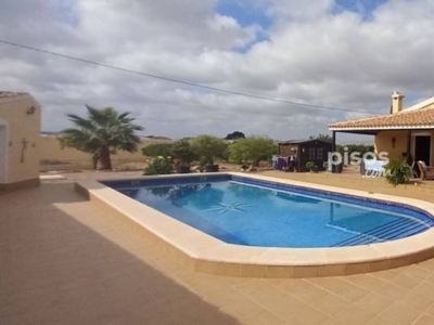 Chalet en venta con piscina en El Mirador de San Javier.