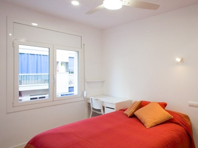 Habitación amueblada en un apartamento de 9 dormitorios en Sants-Badal