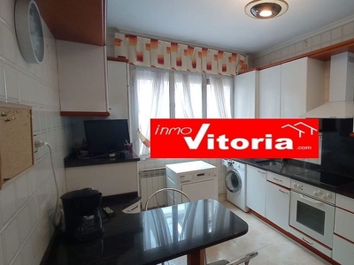 Piso en venta en Centro - Vitoria-Gasteiz de 3 habitaciones con calefacción y ascensor