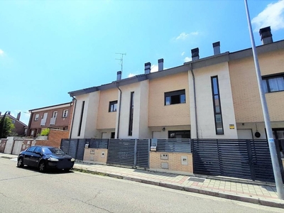 Venta Casa adosada en Capuletti Valladolid. Con terraza 198 m²