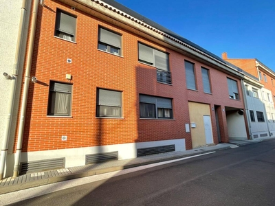 Venta Piso en Calle Cantarranas 28. Castellanos de Moriscos. Muy buen estado segunda planta plaza de aparcamiento calefacción central