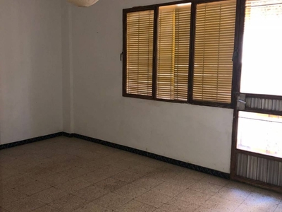 Venta Piso Lucena. Piso de tres habitaciones en Calle Obispo Domínguez Valdecañas. A reformar primera planta con balcón