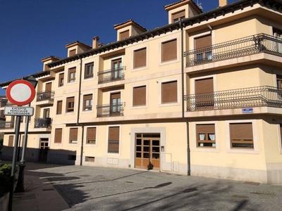 Venta Piso en Travesia Acueducto 2. Segovia. Muy buen estado segunda planta plaza de aparcamiento con balcón calefacción central