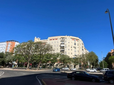 Venta Piso Sevilla. Piso de tres habitaciones Planta baja plaza de aparcamiento con balcón