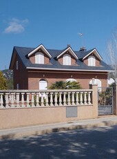 Casa Aislada en venta. Increíble chalet en una ubicación privilegiada En Begues cerca del pabellón municipal de 4 habitaciones