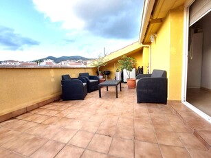 Dúplex en venta. Duplex con una terraza de 22 metros bien orientada, 3 habitaciones , 2 baños completos, zona tranquila.