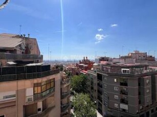 Piso de tres habitaciones 66 m², El Guinardó, Barcelona