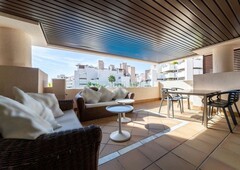 Apartamento con 2 habitaciones amueblado con ascensor, parking, piscina, calefacción y aire acondicionado en Estepona