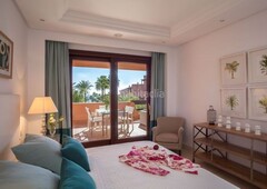 Apartamento con 2 habitaciones con parking, calefacción y aire acondicionado en Estepona