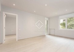 Apartamento piso renovado en venta ideal para inversores o grandes familias con cuatro dormitorios en suite en Sant Antoni, en Barcelona