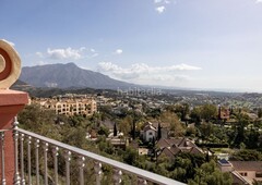 Ático apartamento dúplex contemporáneo con impresionantes vistas al mar, monte halcones, benahavis en Benahavís