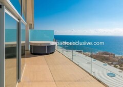 Ático con 2 habitaciones con ascensor, parking, calefacción, aire acondicionado y vistas al mar en Fuengirola