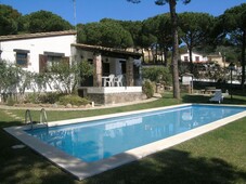 Chalet casa chifranca: bonita casa para 8 personas situada en residencial , con jardín y piscina privada. en Begur