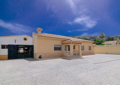 Casa con terreno en Albir