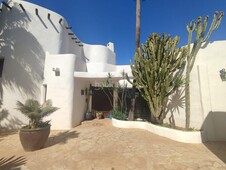 Casa en avenida barcelona casa con 3 habitaciones con parking, piscina, calefacción, aire acondicionado y vistas al mar en Benalmádena