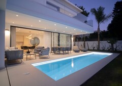 Casa en calle del carmen casa con 4 habitaciones amueblada con parking, piscina, calefacción, aire acondicionado y vistas al mar en Marbella