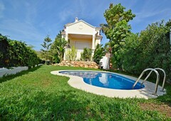 Casa impresionante villa de 548 metros con orientación sur con vistas panorámicas al mediterráneo y al golf en la urbanización de la alquería. en Benahavís
