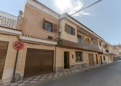 CASA UNIFAMILIAR LUMINOSA CON TERRAZA, A LA ENTRADA DE MARACENA, JUNTO AL METRO Venta Maracena