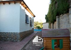 Chalet con 4 habitaciones amueblado con parking, piscina, calefacción y vistas a la montaña en Turís