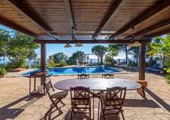 Chalet con 4 habitaciones con piscina, calefacción, aire acondicionado y vistas al mar en Estepona