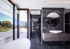 Chalet con 6 habitaciones amueblado con parking, piscina, calefacción, aire acondicionado y vistas a la montaña en Estepona