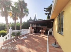 Chalet esplendida villa con piscina, huerto y con unas vistas al mar espectaculares en una zona residencial y a tan solo 5 minutos . en Estepona