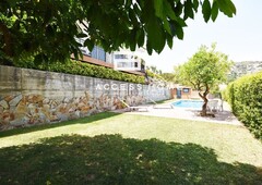 Chalet propiedad en venta en nova con vistas despejadas, consta de 388m2 construidos asentados en una parcela de 1.063m2, 5 habitaciones, 4 baños, año 1998. en Alella