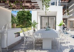 Chalet pequeño desarrollo de lujosas villas familiares de 4 dormitorios en la nueva milla de oro, en Estepona
