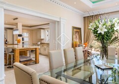 Chalet villa excelente de 5 dormitorios en venta en la nueva milla de oro en Estepona
