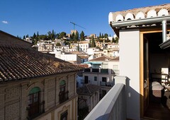 Fantastic top floor flat with terrace and views in the historic center of Granada..