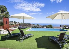Casa con piscina y espectaculares vistas al mar