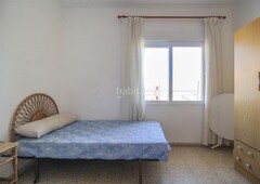 Piso amplio tres dormitorios con balcón. en Los Nietos Cartagena