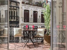 Piso coqueto apartamento en el barrio de huertas rodeado de imponentes fachadas clásicas en Madrid