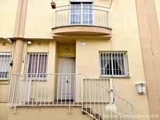 Venta Casa adosada en Avenida Doctor Juan Reyes Linares. Buen estado con balcón 135 m²