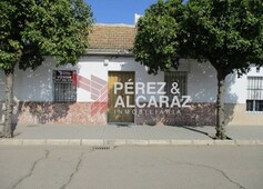 Venta Casa pareada en Calle Amor de Dios Palma del Río. A reformar con terraza 112 m²