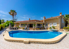 Exclusiva y lujosa villa independiente a 5 minutos andando de la playa en Cabo Roig, Orihuela Costa. Venta Cabo Roig
