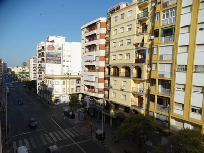 Alquiler Piso Huelva. Piso de tres habitaciones en Avenida Federico Molina. Buen estado cuarta planta con terraza