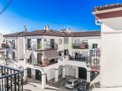 Alquiler Piso Vélez-Málaga. Piso de cuatro habitaciones en Calle Lantana. Segunda planta con terraza