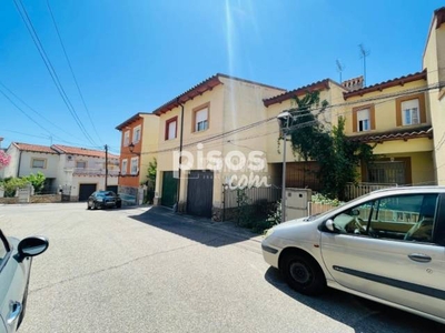 Casa adosada en venta en Calle de los Claveles