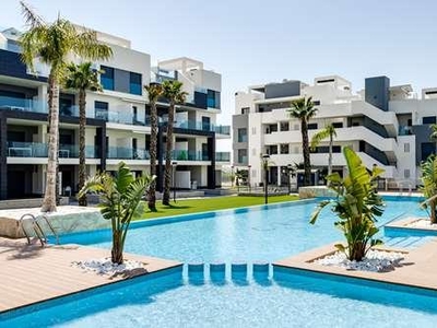 En Guardamar se encuentra este precioso complejo formado por 130 viviendas, a elegir entre dos o tres dormitorios y dos baños, situadas alrededor de dos grandes zonas verdes con piscina en cada una de ellas.