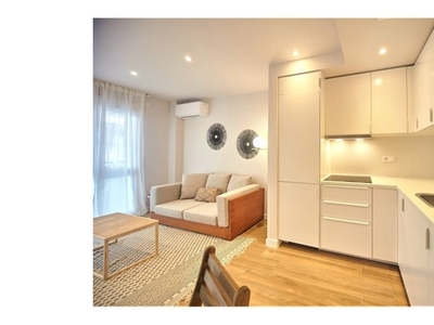 Exclusivo Apartamento a ESTRENAR, con calefacción, A/ Acondicionado y completamente amueblado.