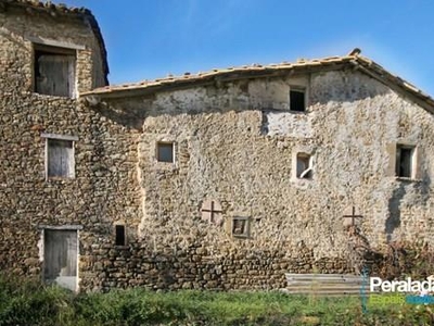 Quieres disfrutar de tu nuevo hogar en un pueblo tranquilo rodeado de naturaleza, a medio camino entre el Pla de l'Estany y la Garrotxa?