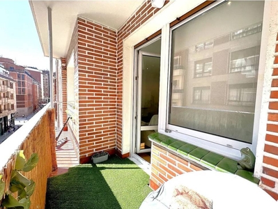 Venta Piso Bilbao. Piso de cuatro habitaciones en Calle Iparraguirre. Muy buen estado tercera planta con terraza calefacción individual