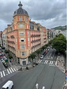 Venta Piso Bilbao. Piso de tres habitaciones en Alameda de Mazarredo. Buen estado cuarta planta calefacción individual