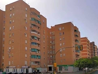 Venta Piso Huelva. Piso de cuatro habitaciones en Avenida Campos de Montiel. Segunda planta