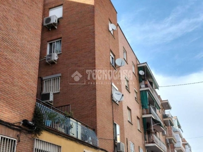 Venta Piso Madrid. Piso de tres habitaciones A reformar entreplanta con terraza calefacción central