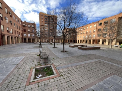 Venta Piso Madrid. Piso de tres habitaciones en Plaza Pozo del Tío Raimundo. Primera planta