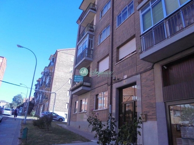 Venta Piso Segovia. Piso de cuatro habitaciones Primera planta con balcón
