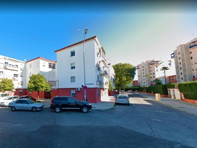 Piso de tres habitaciones buen estado, tercera planta, Tiro de Línea, Sevilla
